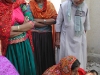 donne di habay che decorano saree